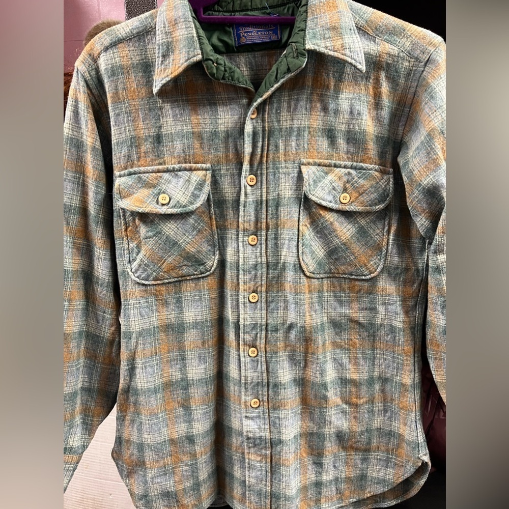 PENDLETON Long Sleeved Button Up Sz s/m 100% Virgin Wool